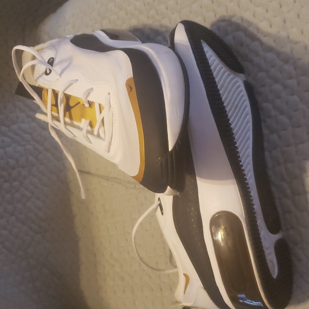 Nike's - Picture 4 of 4